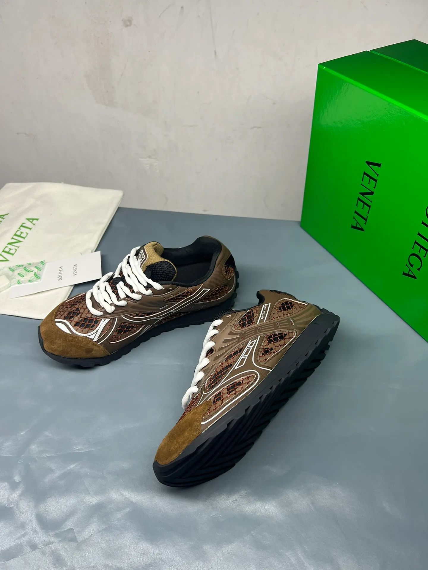 👟👟Ex-factory price 600👟👟 Men's size +10 Real photos 🔥🔥BV Orbit sneakers Wang Yibo's same style couple's dad shoes Runner sneakers, made of lightweight technical mesh fabric. Matched with geometric pattern designed rubber outsole, Wang Zha series high version. Look for the package technology. It is actually a lot taller, but the legs are still slim. Very nice, playable and durable. Matched to the standard💯 Package shoe technology. Look for the high version. The outsole is made of color-blocked TPU outsole. Women's model 35 36 37 38 39 40 41 42 (40 41 42 43 44 45 customized) (Customer logo can be accepted without refund or exchange at a favorable price) Equipped with original packaging